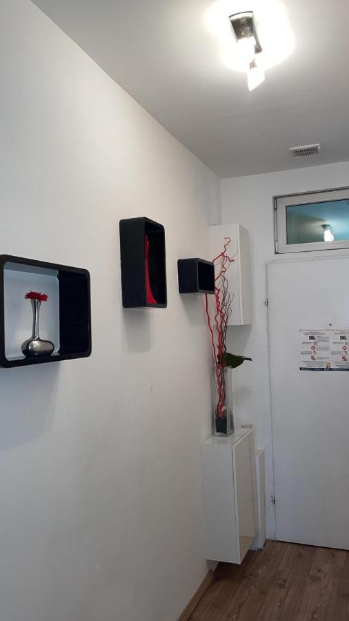Vibrant Red Apartment I Contactless Check-In Viena Exterior foto